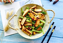 #花10分钟，做一道菜！#芹菜香干小炒肉的做法