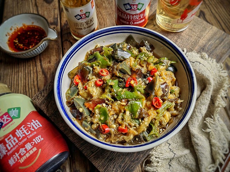 擂椒皮蛋拌茄子的做法