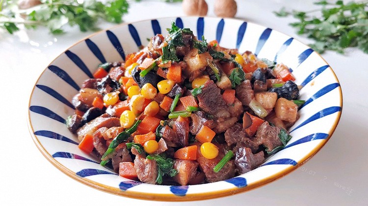 蒜香豆酱肉丁面的做法