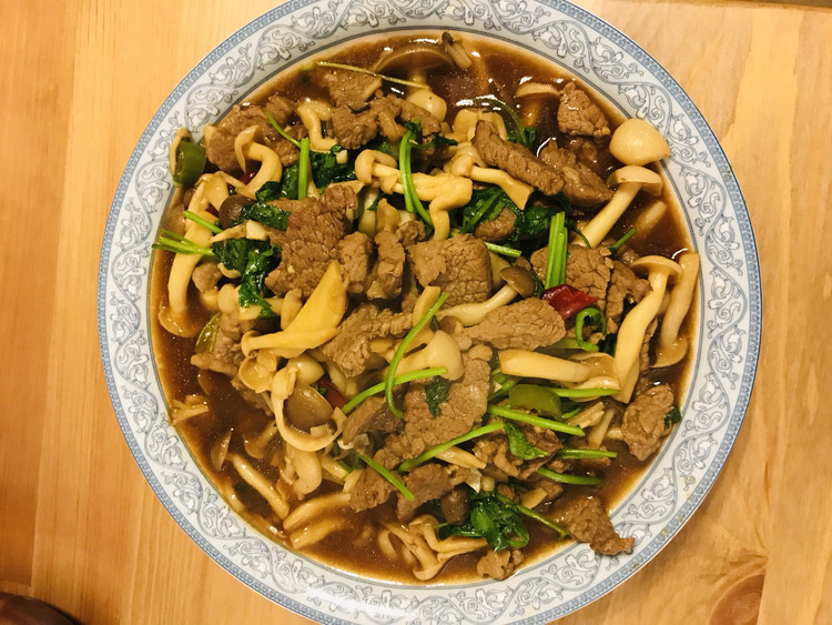 牛肉香菜炒双菇的做法