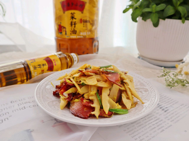 春笋炒腊肉❗️笋嫩肉香，绝配❗️的做法