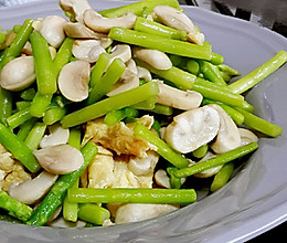 芦笋蘑菇炒鸡蛋的做法