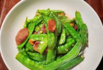 #春日尝鲜#快手香肠炒荷兰豆的做法