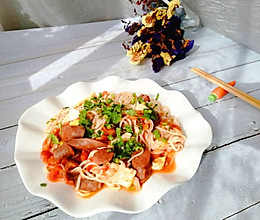 丰富餐桌味~西红柿鸡蛋火腿炒面的做法