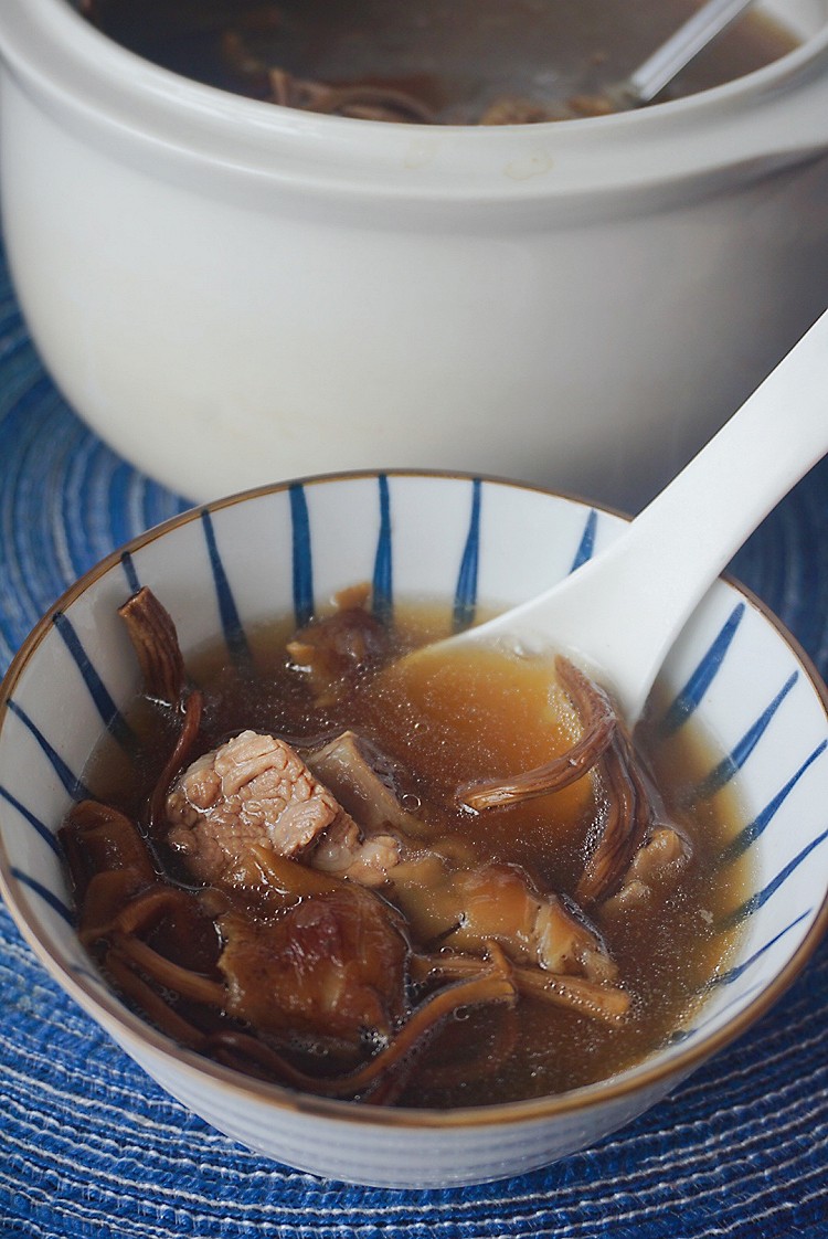 茶树菇排骨汤的做法