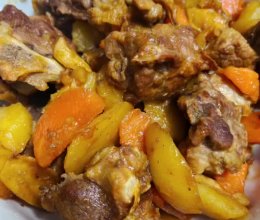 猪骨焖土豆（汤汁泡饭超香的）的做法