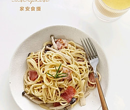早餐食vlog：蟹味菇培根意面+养乐多杏汁的做法