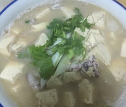 小乌鱼炖豆腐的做法
