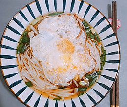 #换着花样吃早餐#超简易红汤面的做法