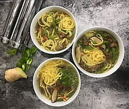 青椒香菇肉丝面的做法