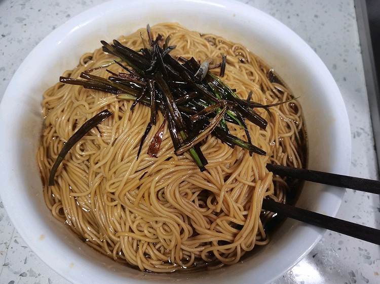 简单美味—葱油拌面的做法