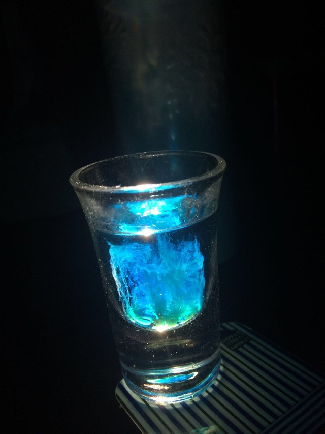 蓝色水母鸡尾酒的做法