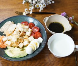 精致早餐：牛油果鲜虾沙拉配热牛奶的做法