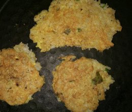 鸡蛋米饭饼的做法