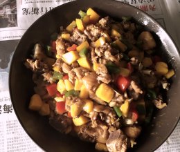 芒果辣椒炒鸡粒的做法