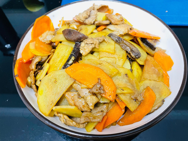 土豆片炒胡萝卜香菇里脊肉的做法