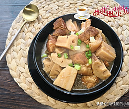 蹄髈焖藕的做法