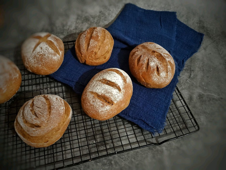 突发奇想的创作——咖啡小欧包（手工揉面）的做法