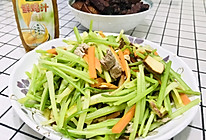 用太太乐鲜鸡汁炒个家常菜：芹菜肉丝炒豆干的做法
