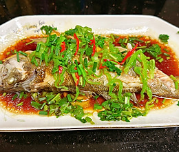 #珍选捞汁 健康轻食季#清蒸鲈鱼的做法