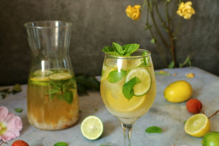 酸甜解渴的手打荔枝柠檬茶的做法