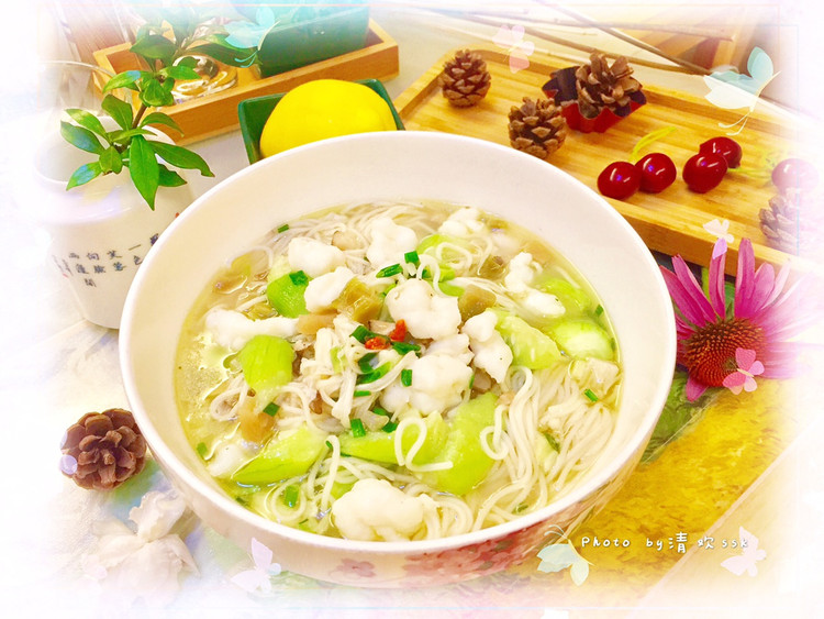 夏至必吃，鲜掉眉毛的-上汤海鲜时蔬面的做法