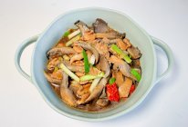 #给年味整点鲜的#蘑菇蒜苗炒肉的做法
