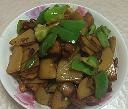 柿子椒炒土豆片的做法