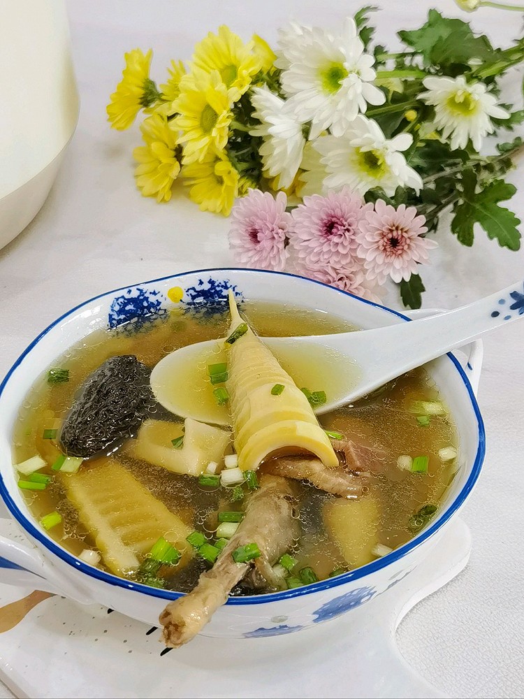 春天鸽子这样做比腌笃鲜还鲜美/羊肚菌春笋鸽子汤的做法