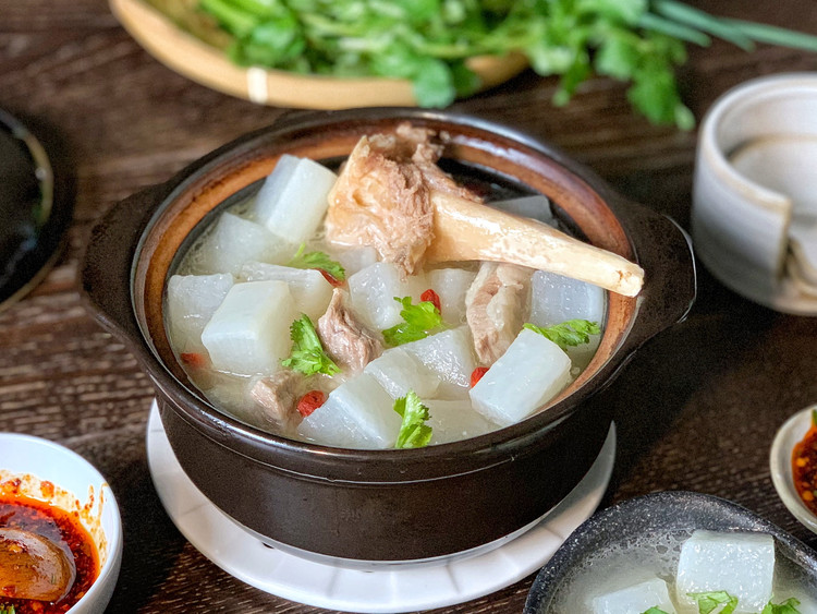 喝一口它，寒冷的冬季秒变暖冬的萝卜羊骨汤的做法