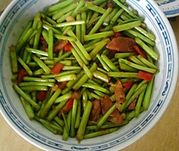 藜蒿炒腊肠的做法