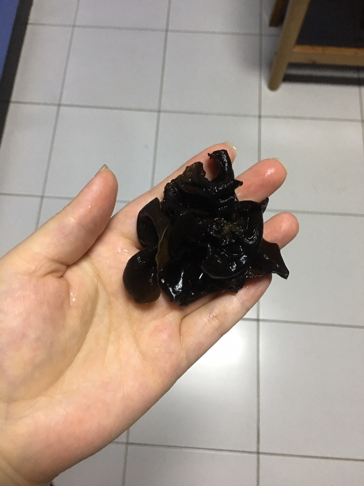 1分钟泡发黑木耳的做法