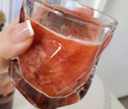 手手手打草莓（冰）美式的做法