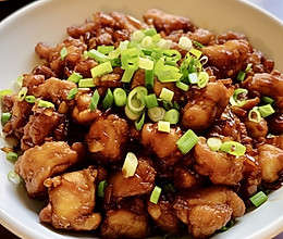 在家做这道菜～鸡丁炒大葱～嗷嗷的好吃～超下饭的做法