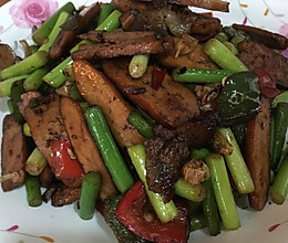 湖南口味菜⋯香干炒腊肉（加蒜薹、盐辣椒）的做法
