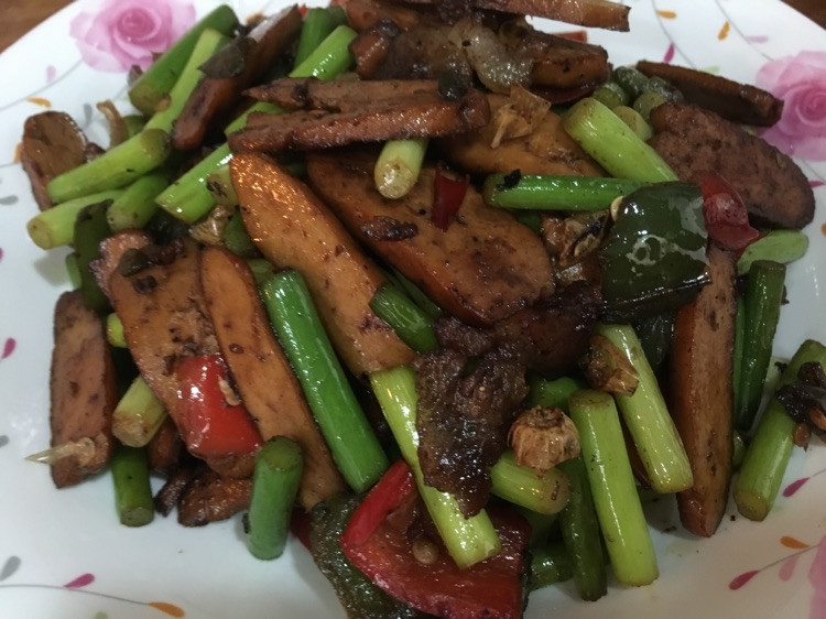 湖南口味菜⋯香干炒腊肉（加蒜薹、盐辣椒）的做法