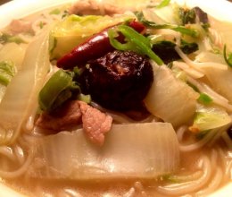 白菜瘦肉炖米粉的做法