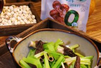 #厨房鲜香秘诀，太太乐松茸鲜，一餐一筷见鲜香#羊肚菌炒芹菜的做法