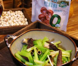 #厨房鲜香秘诀，太太乐松茸鲜，一餐一筷见鲜香#羊肚菌炒芹菜的做法