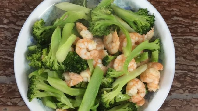 西兰花炒虾球的做法