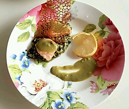 泡妞神技法式大餐之副菜:香煎三文鱼配柠檬菠菜青酱的做法