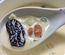 燕窝花胶甜汤的做法