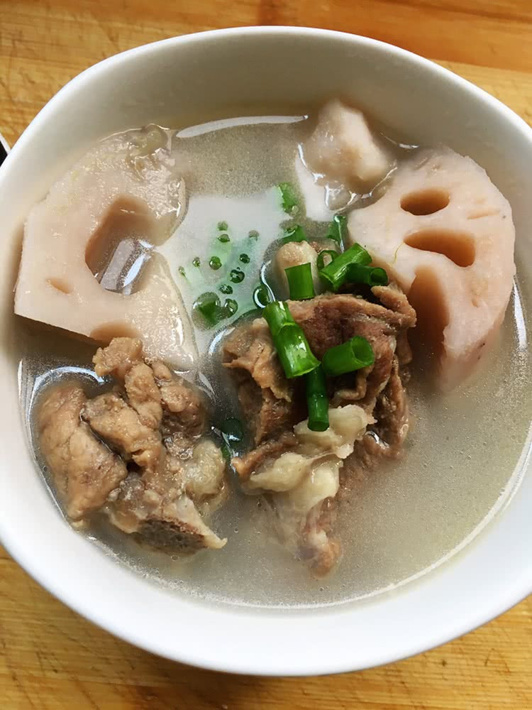 奶白排骨炖藕汤的做法