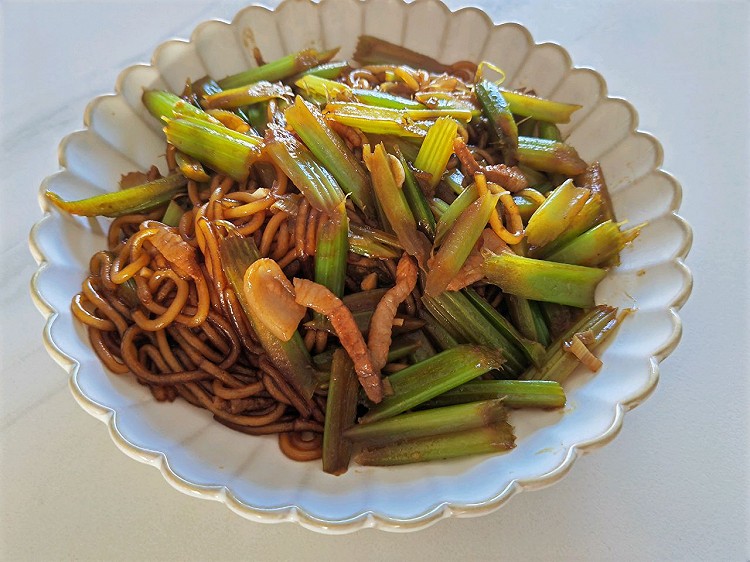 芹菜炒粉的做法