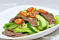 #餐桌上的春日限定#黄瓜蒜叶炒牛肉的做法