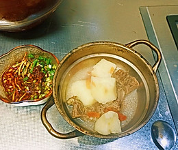 云南年夜饭～山药腊排骨汤的做法