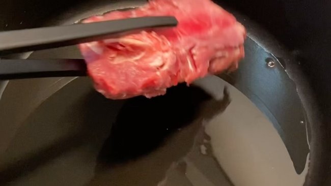 红酒煨牛排佐香菇蒜苗焖饭的做法