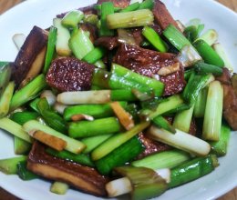 #菜油就选外婆乡，新鲜开榨抢先尝#蒜苗炒鱼豆腐的做法