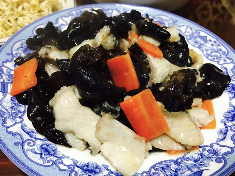黑木耳炒鱼片的做法