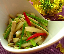 杏鲍菇炒芹菜的做法